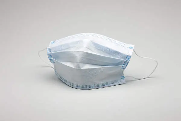 戴口罩前甩一甩没有太大必要（专家回应没有实际意义）