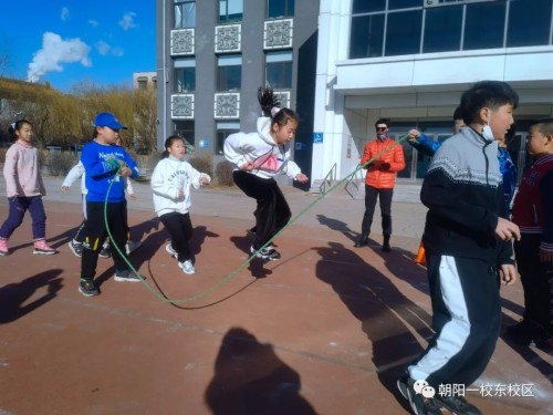 朝阳一校东安小学跳长绳比赛，“绳”彩飞扬(图3)