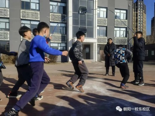 朝阳一校东安小学跳长绳比赛，“绳”彩飞扬(图15)