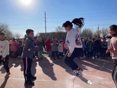 朝阳一校东安小学跳长绳比赛，“绳”彩飞扬(图18)