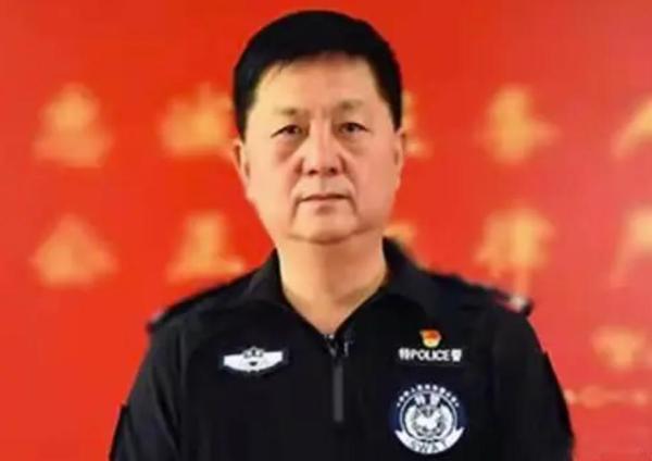 老大老三是黑帮老大，老二老四是警界败类，盗藏文物超博物馆
