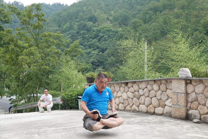 腾空盘坐（达人腾空盘坐）