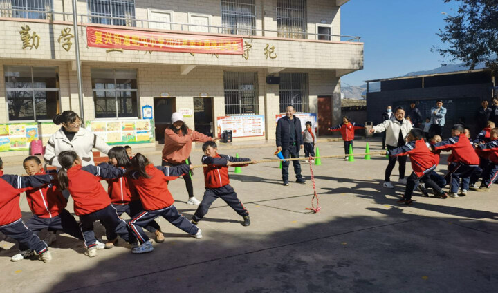 宣威市鲍屯小学举行亲子趣味运动会(图1)