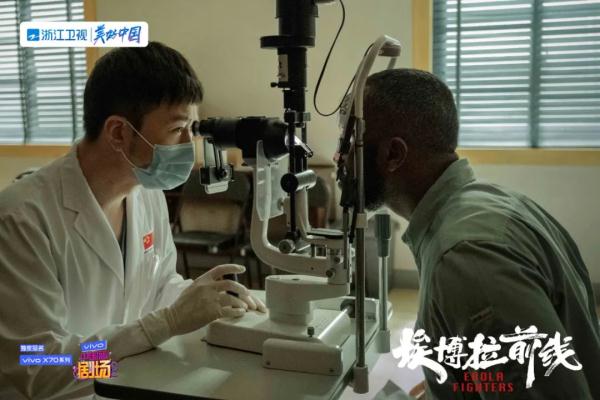 “埃博拉的最前沿”：这些中国时代医生不仅播放，而且是第一个行人