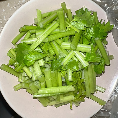 芹菜炒牛肉,芹菜炒牛肉怎么炒好吃又嫩