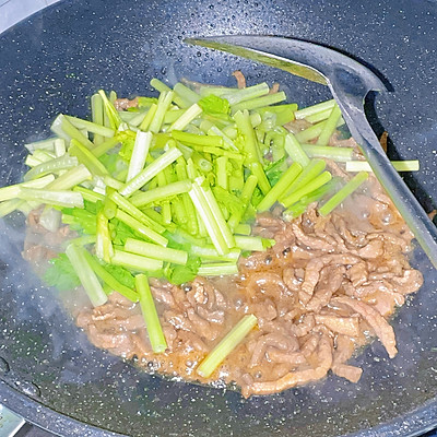 芹菜炒牛肉,芹菜炒牛肉怎么炒好吃又嫩