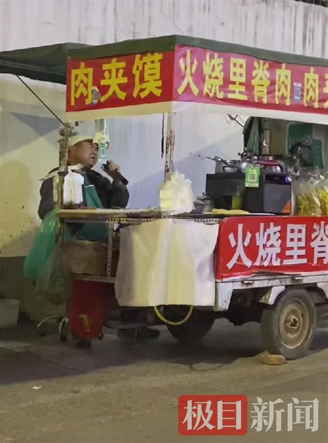 山东聊城57岁大叔边卖肉夹馍边唱歌走红，网友：“沧桑歌声里藏满了故事”