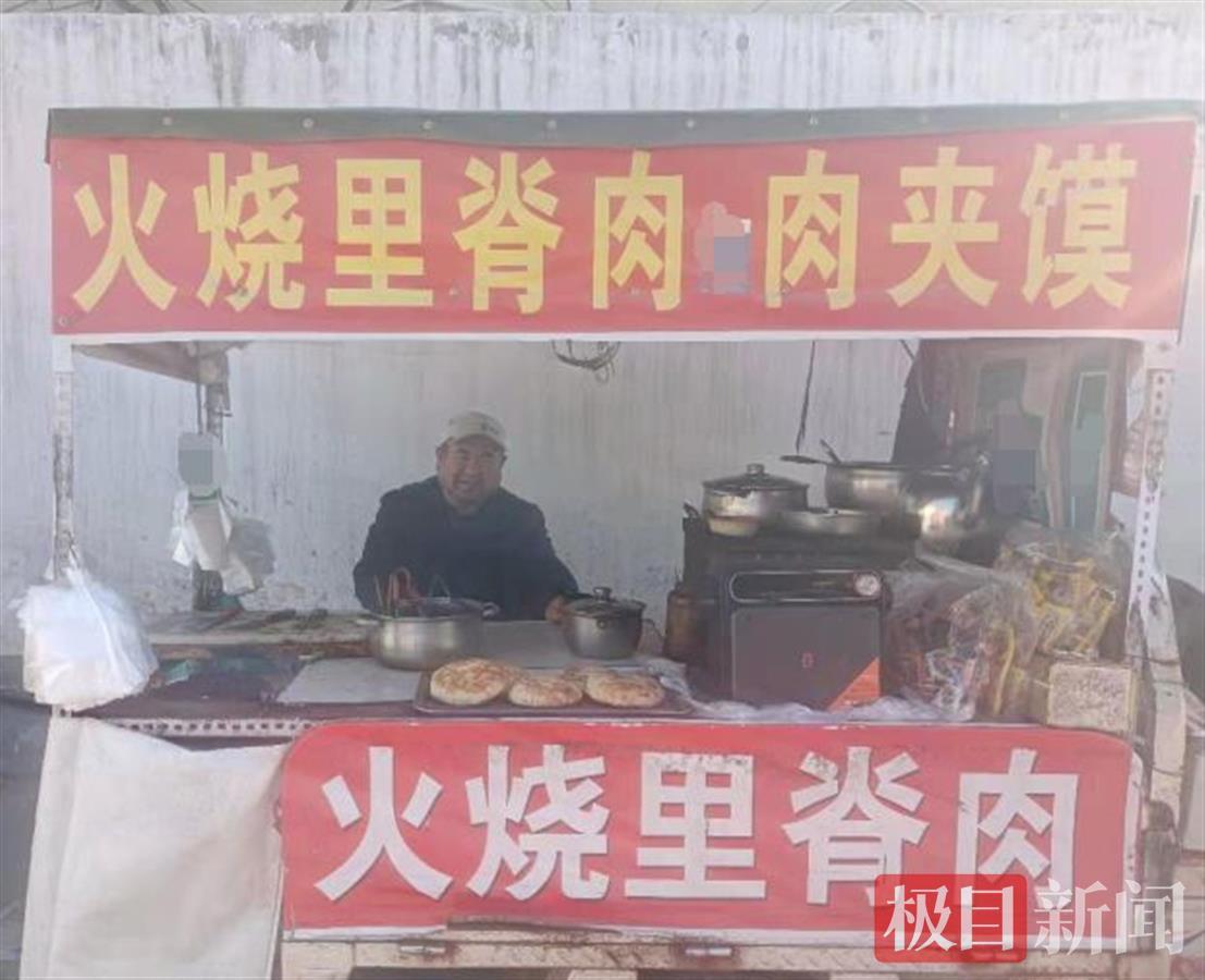 山东聊城57岁大叔边卖肉夹馍边唱歌走红，网友：“沧桑歌声里藏满了故事”