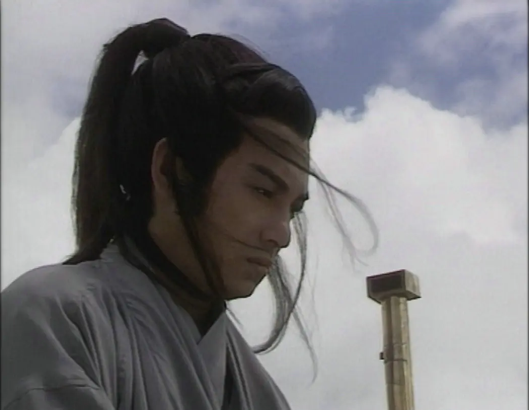 狄龙在30岁左右时扮演了《天涯明月刀》中人过中年的傅红雪.