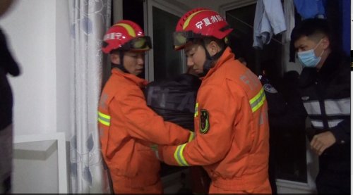 宁夏一男子醉酒欲跳楼轻生，危急时刻消防人员成功救援