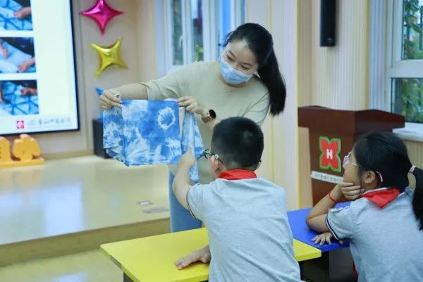 这部条例实施以来，上海已有20万中小学生接受中医医药拓展课程启蒙