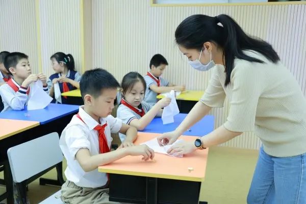 这部条例实施以来，上海已有20万中小学生接受中医医药拓展课程启蒙