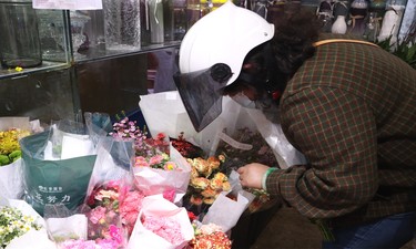 南宁一业主垫资1万多元搭雨棚，3年没拿回钱！物管：还没凑够