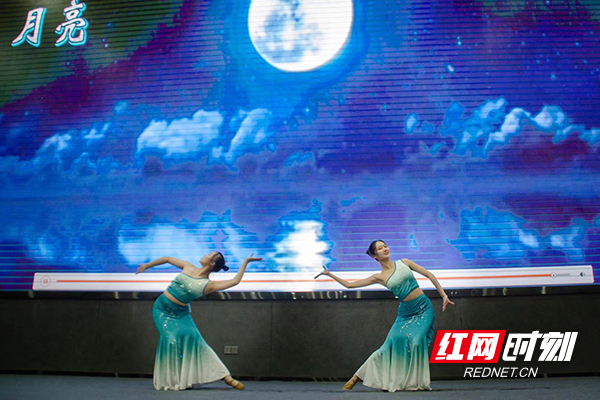 株洲市第一中學(xué)舉辦2021舞蹈大賽(圖3) 株洲市第一中學(xué)舉辦2021舞蹈大賽(圖3)