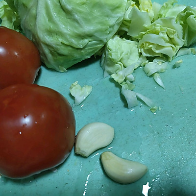 圆白菜怎么做好吃（酸酸甜甜西红柿炒手撕圆白菜教程）