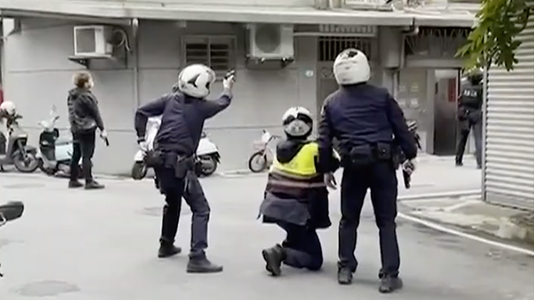 台湾：男子持枪拒捕与警察对峙 警方连开11枪制伏