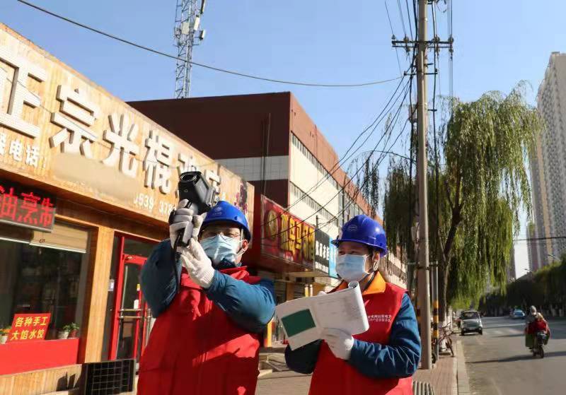 进几个球热乎热乎(派发新棉服、卫星监测输电线、校园饭菜保热乎，战寒潮临沂动起来)