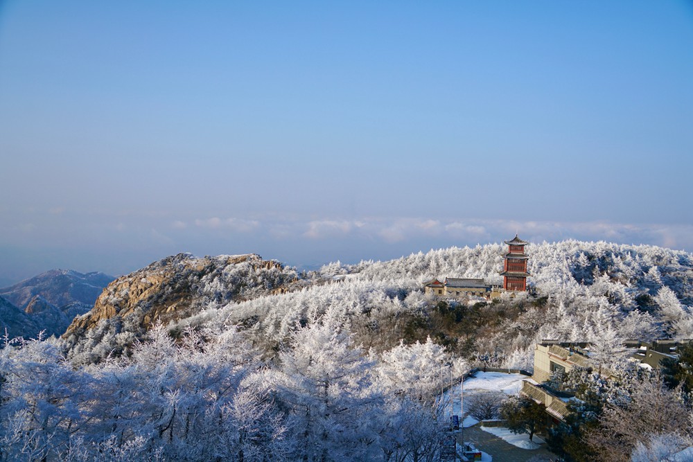 山東天氣泰山泰山現降雪和霧凇形態各異大氣磅礴