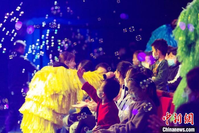 中国儿艺《极简创造》首演 用最简单方式寻找最纯净的快乐