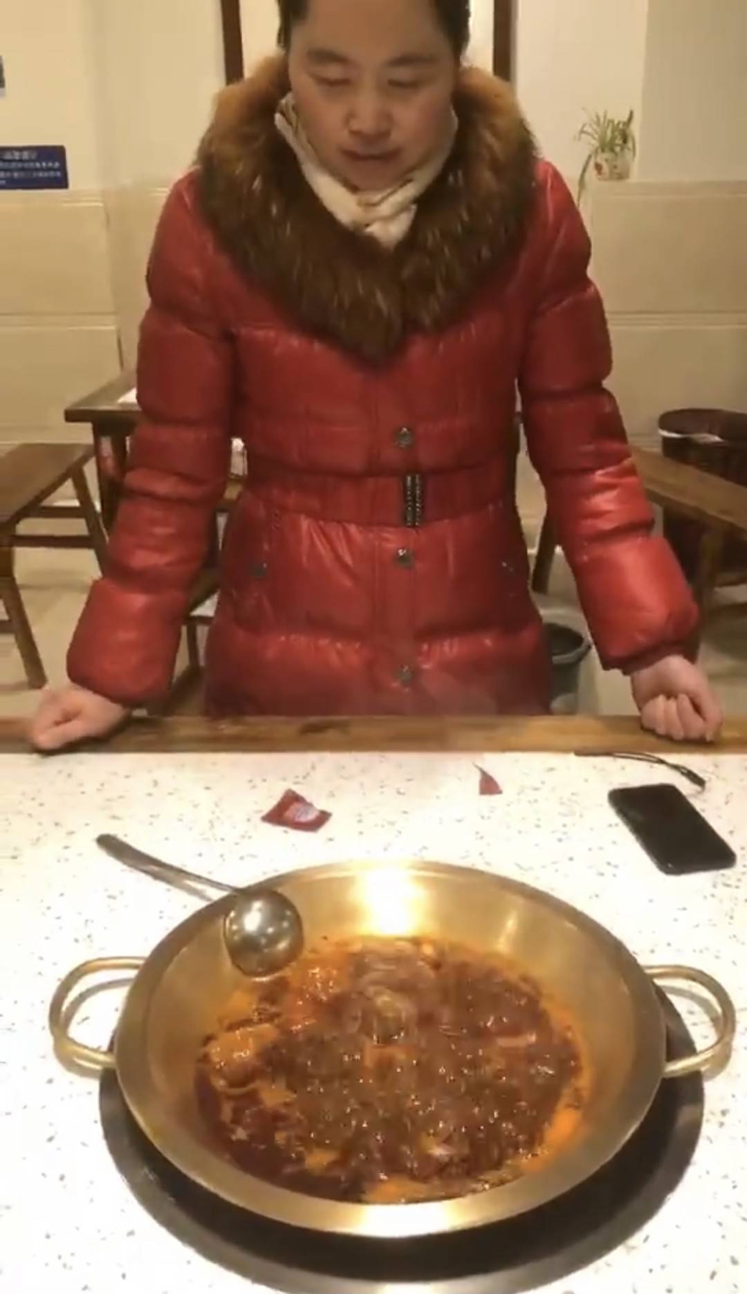 男子称火锅吃出避孕套向店家索赔数万 警方：系其故意放入锅