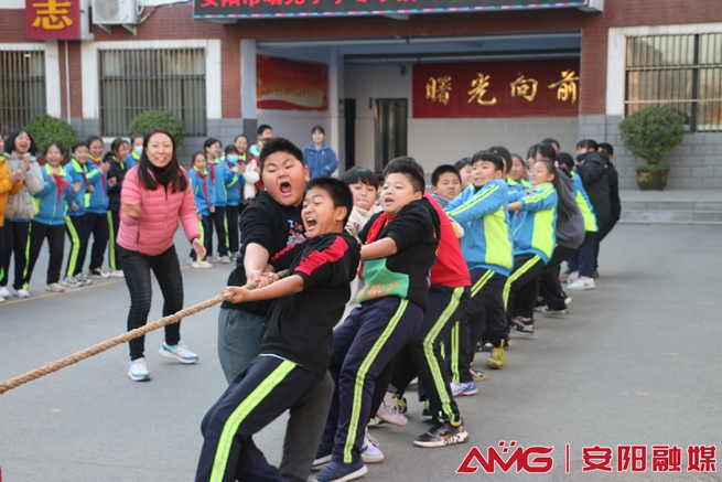 安阳市曙光小学高年级校园冬季拔河比赛(图1)