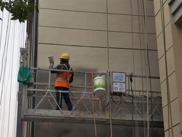 寒潮来了，空调却被拆了！上海一小区外墙修缮被质疑工期安排不当