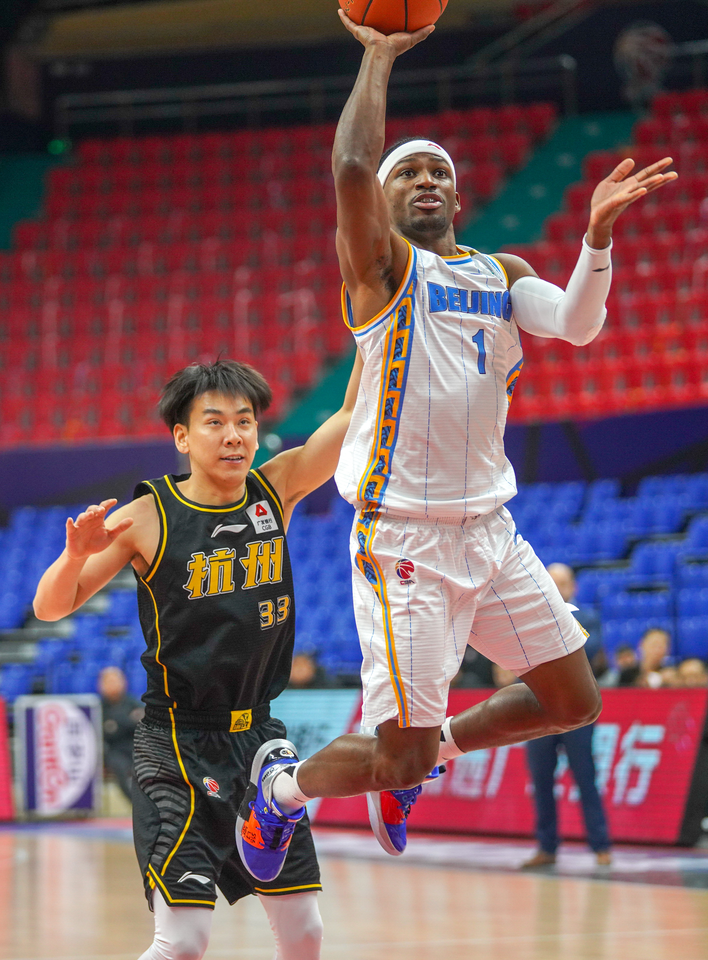 12月30日,北京首钢队球员吉布森(右)在比赛中上篮