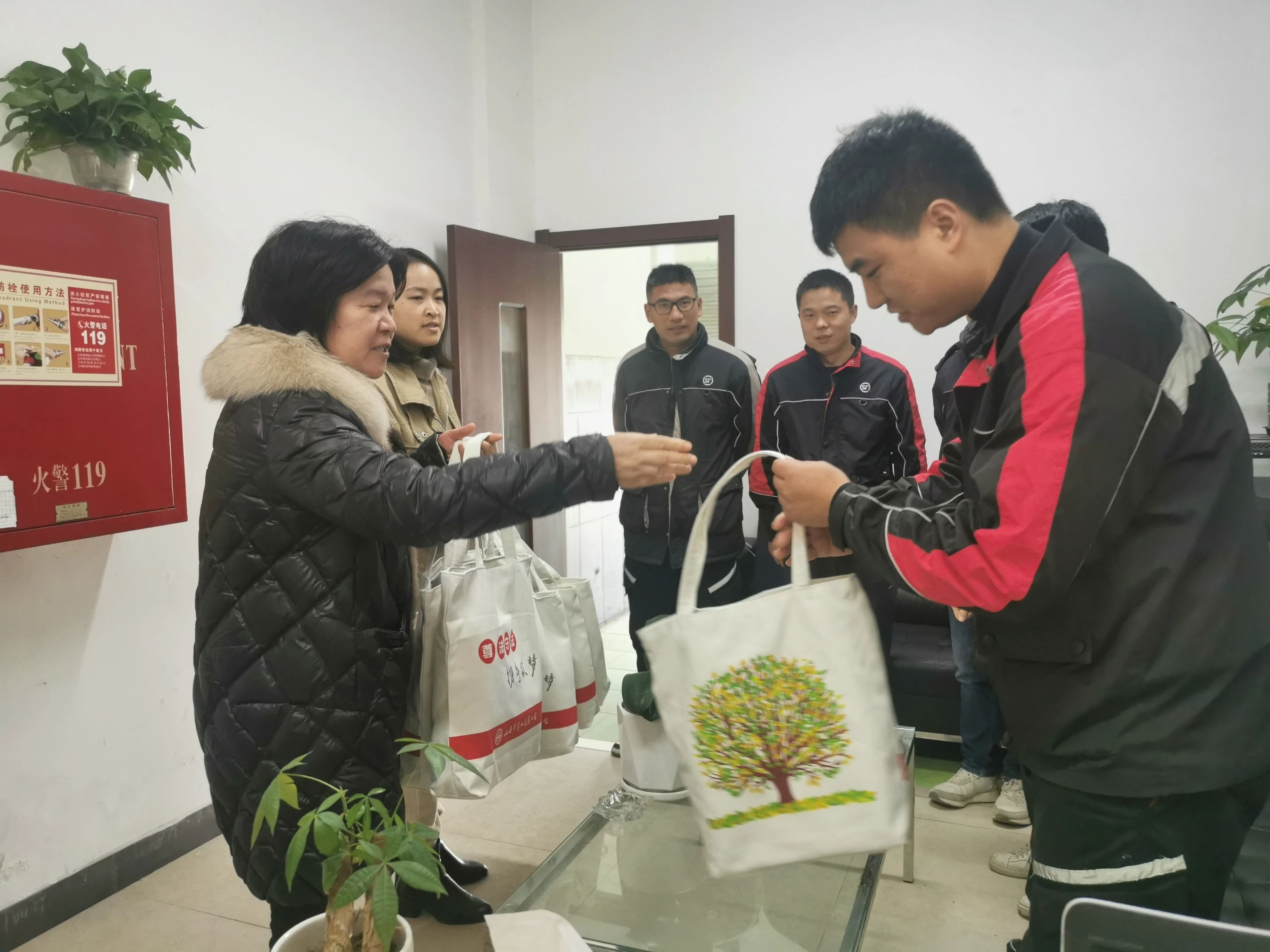 寒冷冬日，他们让金山更温暖！