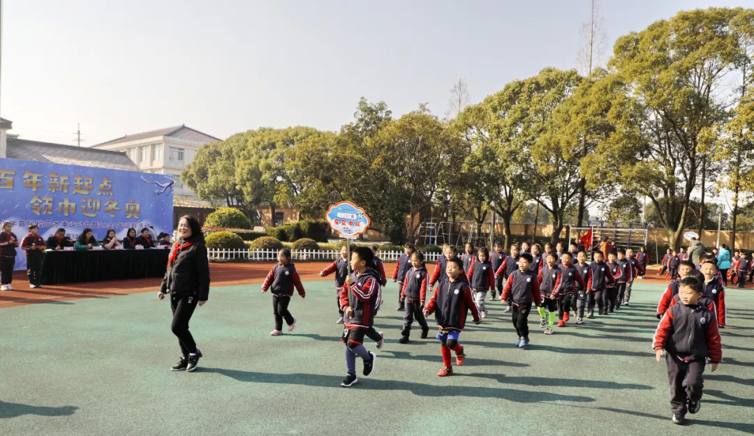 金山区漕泾小学用这种方式迎接新年……(图1)