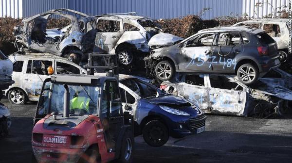 外媒：新年第一天，法国847辆车被烧，数百人被捕