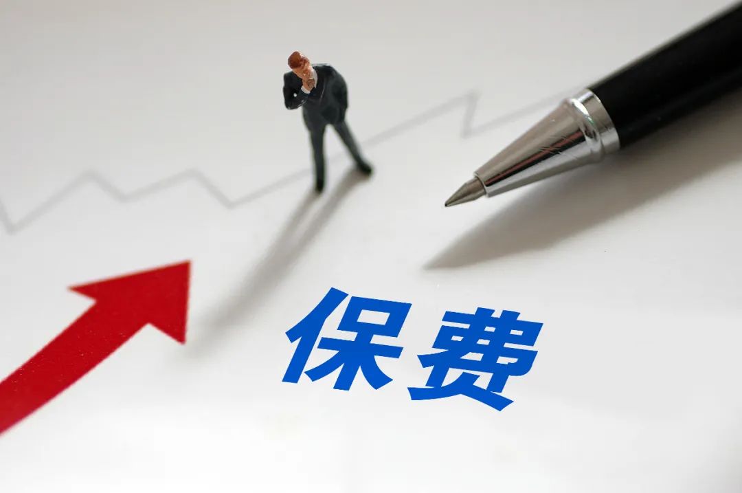 表示自己的保时捷帕拉梅拉轿跑一年只开了6000公里,去年一万四保费