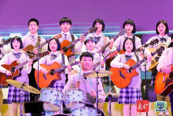 三水西南中學(xué)學(xué)子元旦晚會秀才藝(圖6)