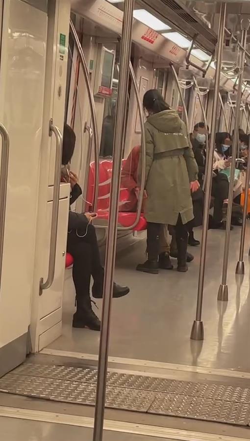 南京地铁警方回应“男子摸女子屁股被狂扇耳光”：正处理，将通报