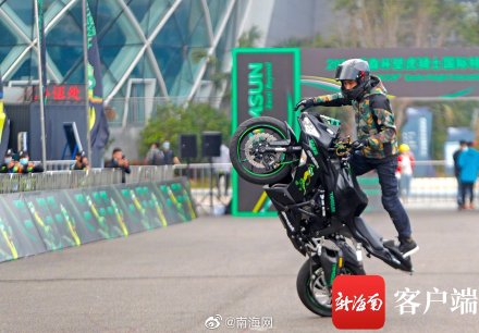 摩托车花式表演(海口西海岸上演摩托车特技表演)