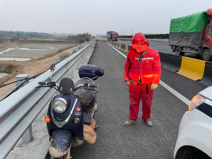 拦都拦不住(衢州六旬大伯骑电瓶车从收费站冲上高速公路逆行，收费员报警：拦不住)