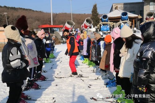 新城子街第二小学喜迎冬奥 跟着孩子去滑雪(图7)