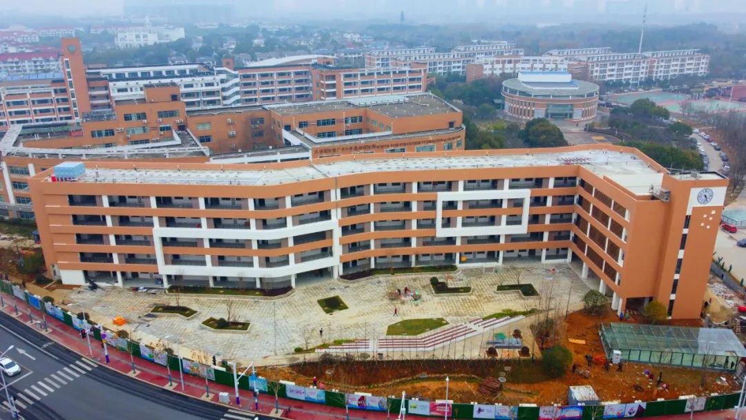 合肥一六八中學(xué)新建教學(xué)樓順利完工(圖1) 合肥一六八中學(xué)新建教學(xué)樓順利完工(圖1)