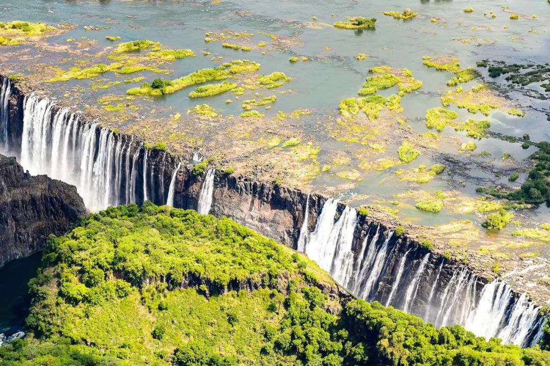 位于非洲的维多利亚瀑布构造湖以东非大裂谷中的湖群最广为人知.