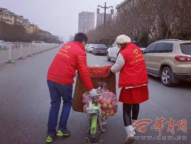 兴平果商疫情管控被困周至 志愿者帮忙1万公斤苹果4天卖光