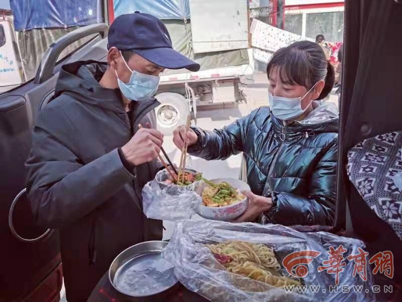 兴平果商疫情管控被困周至 志愿者帮忙1万公斤苹果4天卖光