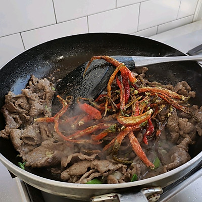 这道干辣椒炒牛肉藏着小惊喜,瞬间征服你