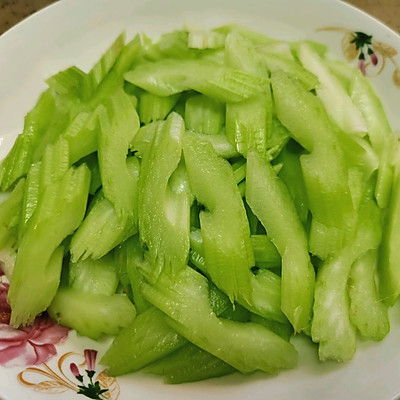 素炒芹菜怎么炒好吃（零失败清炒芹菜教程）