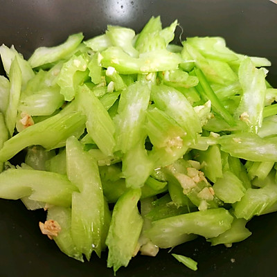 素炒芹菜怎么炒好吃（零失败清炒芹菜教程）