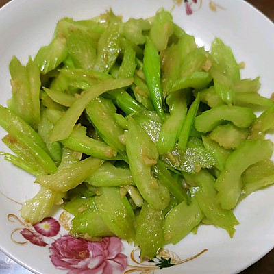 素炒芹菜怎么炒好吃（零失败清炒芹菜教程）