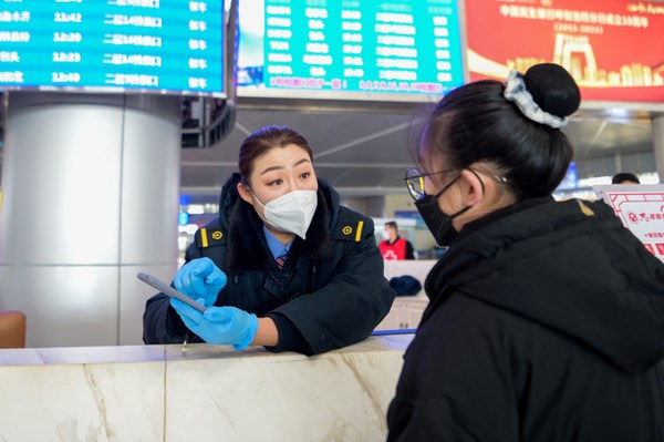 新华网评：春运路上，有人为爱奔波，也有人为爱坚守