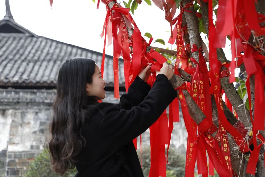 太惊艳了！不出省到贵州“小上海”赏花灯，高铁出发45分钟直达