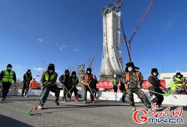 奥运会五环内都有哪些项目(冬奥倒计时丨“奥运五环”亮相长城脚下 建设者体验冰雪运动为冬奥加油)