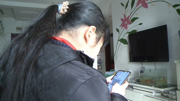 12岁女孩“免费”领皮肤 老爸6000元被“坑”走：夺手機也没来得及
