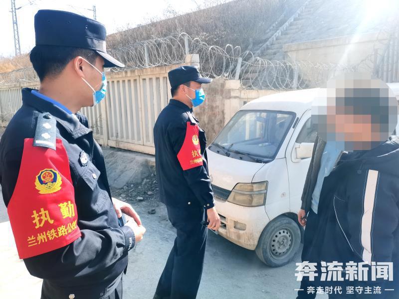 为拍摄视频翻越铁路防护网 网络主播被处罚