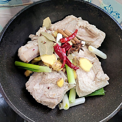 家常梅菜扣肉最简单的做法（肥而不腻的梅菜扣肉教程）